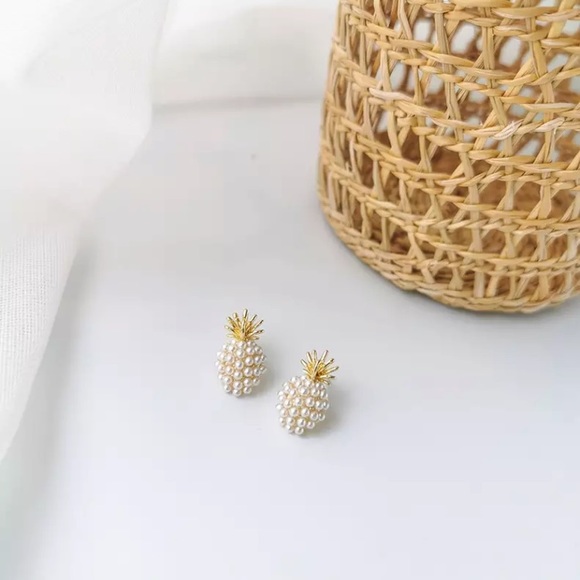 “Royal Appetite” Pearl Gold Pineapple Stud Earring - Picture 6 of 8